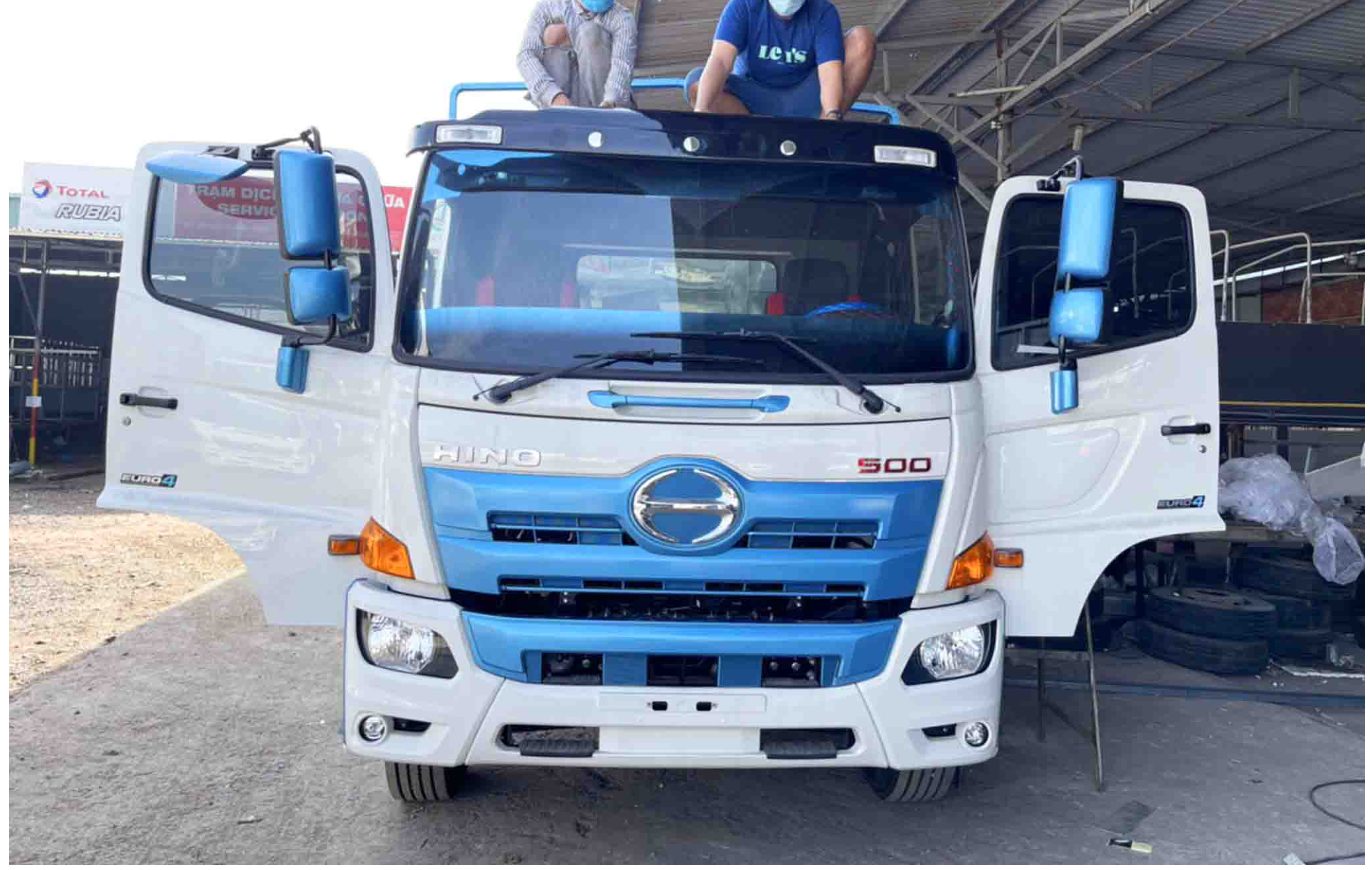 Một chiếc đầu Hino 15T được điểm tô sắc xanh cực chất