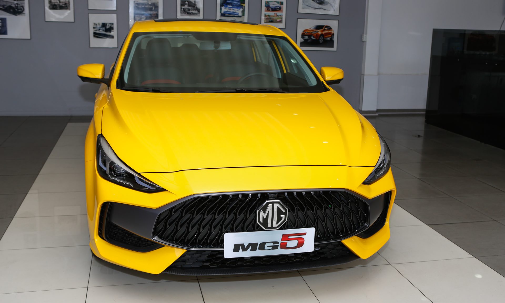 Phần đầu xe của MG5 được thiết kế khá giống với các mẫu xe đàn anh ZS và HS Phần đầu xe của MG5 được thiết kế khá giống với các mẫu xe đàn anh ZS và HS