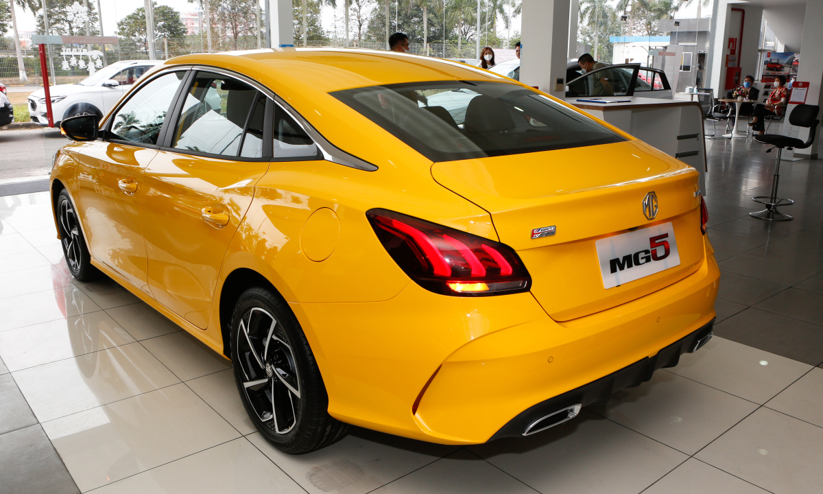 Phần đuôi xe được vuốt xuống giống nhiều mẫu coupe thể thao